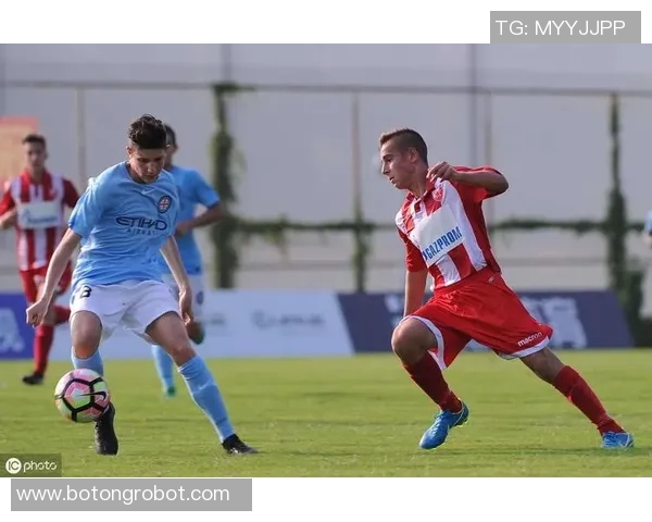 西赛流浪与墨尔本城的激烈对决展现足球魅力与团队精神的巅峰之战